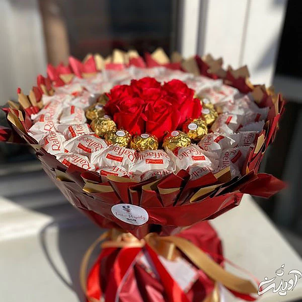 مدل دسته گل شکلاتی آموزش دسته گل شکلاتی دسته گل شکلاتی با کاغذ کشی دسته گل شکلاتی ولنتاین دسته گل شکلاتی ساده تزیین شکلات برای مهمانی تزیین شکلات در سینی lng nsji 'g a;ghjd